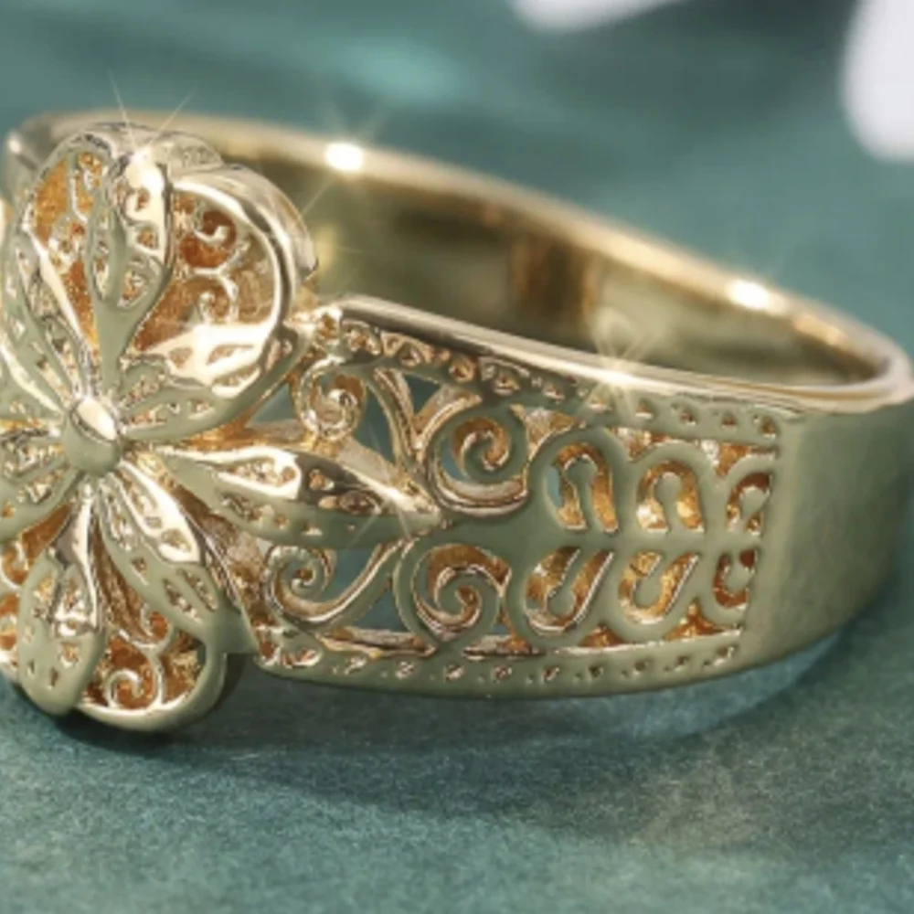 NWT Gold Ring Hollow Floral Pattern Size 7.5 Perfect for Everyday